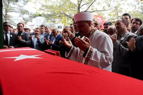 Şehit Polis Furkan Çelik, Akyazı'da Törenle Toprağa Verildi Şehit Polis Furkan Çelik, Akyazı'da Törenle Toprağa Verildi