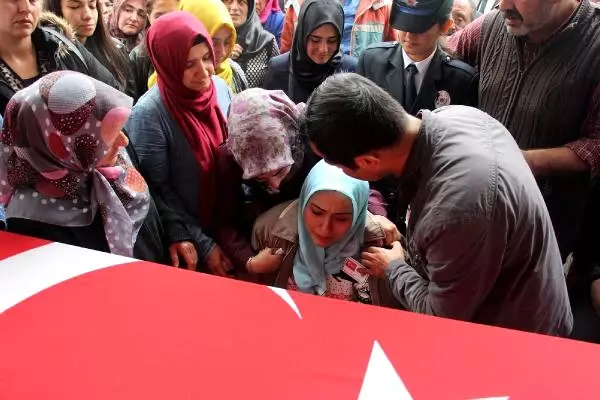 Şehit Polis Furkan Çelik, Akyazı'da Törenle Toprağa Verildi Şehit Polis Furkan Çelik, Akyazı'da Törenle Toprağa Verildi