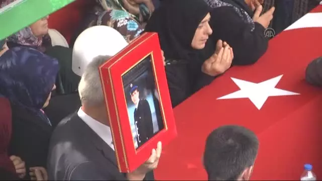 Sakaryalı Şehidi 5 Bin Kişi Uğurladı Sakaryalı Şehidi 5 Bin Kişi Uğurladı