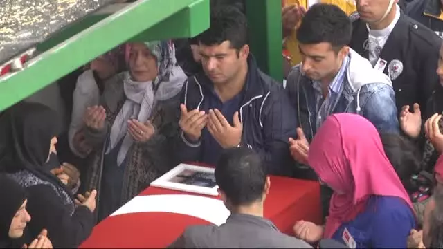 Sakaryalı Şehidi 5 Bin Kişi Uğurladı Sakaryalı Şehidi 5 Bin Kişi Uğurladı