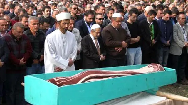 Ankaralı Namık'ın Cenaze Namazını Klibinde Rol Alan İmam Kıldırdı Ankaralı Namık'ın Cenaze Namazını Klibinde Rol Alan İmam Kıldırdı