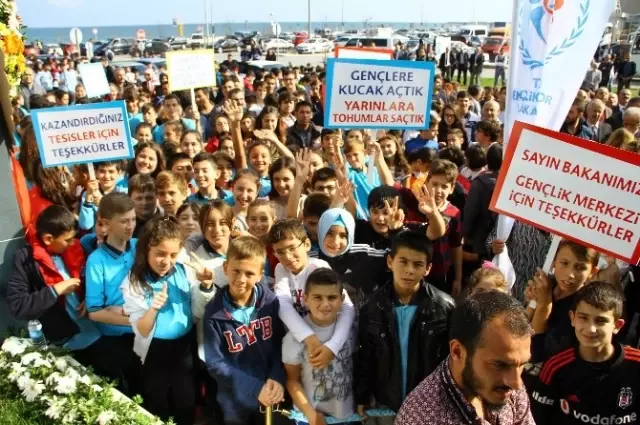 Bakan Kılıç, Atakum Gençlik Merkezi'ni Açtı