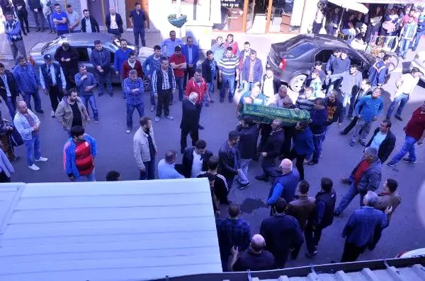 Kapodakya Gezisi Dönüşünde Kazada Ölen 3 Yaşındaki Efsagül Toprağa Verildi Kapodakya Gezisi Dönüşünde Kazada Ölen 3 Yaşındaki Efsagül Toprağa Verildi
