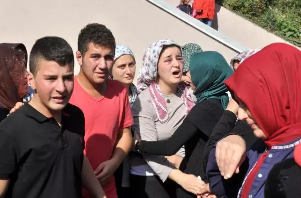 Kapodakya Gezisi Dönüşünde Kazada Ölen 3 Yaşındaki Efsagül Toprağa Verildi Kapodakya Gezisi Dönüşünde Kazada Ölen 3 Yaşındaki Efsagül Toprağa Verildi