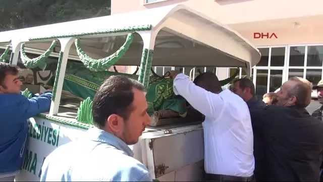 Zonguldak Kapodakya Gezisi Dönüşünde Kazada Ölen 3 Yaşındaki Efsagül Toprağa Verildi Zonguldak Kapodakya Gezisi Dönüşünde Kazada Ölen 3 Yaşındaki Efsagül Toprağa Verildi