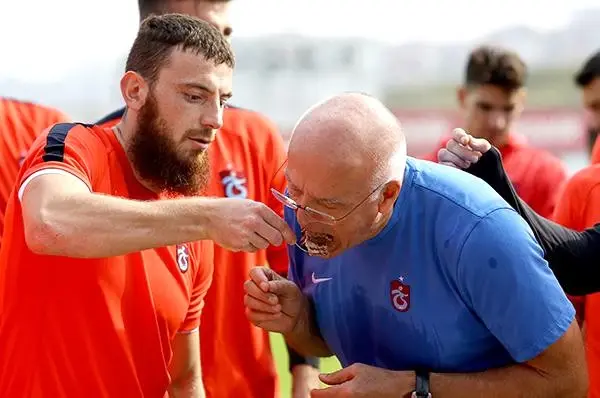 Trabzonspor Başkanlarından Erdem: Kendi Evlatlarınız Sizi Yarı Yolda Bırakmaz Trabzonspor Başkanlarından Erdem: Kendi Evlatlarınız Sizi Yarı Yolda Bırakmaz