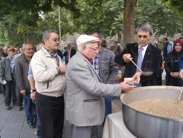 MHP'den Cuma Sorası Bin Kişilik Aşure İkramı MHP'den Cuma Sorası Bin Kişilik Aşure İkramı