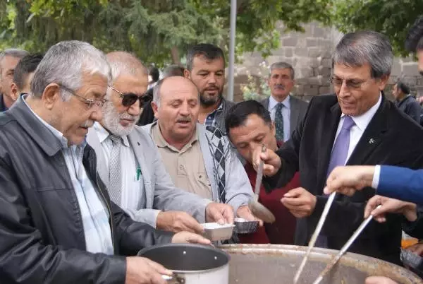 MHP'den Cuma Sorası Bin Kişilik Aşure İkramı MHP'den Cuma Sorası Bin Kişilik Aşure İkramı