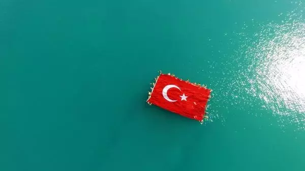 Antalya'da Denizde Dev Bayrak Açtılar