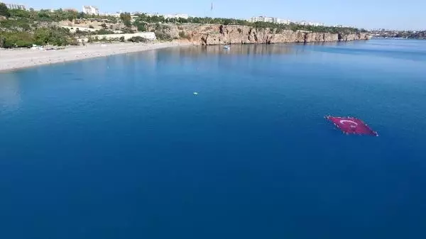 Antalya'da Denizde Dev Bayrak Açtılar