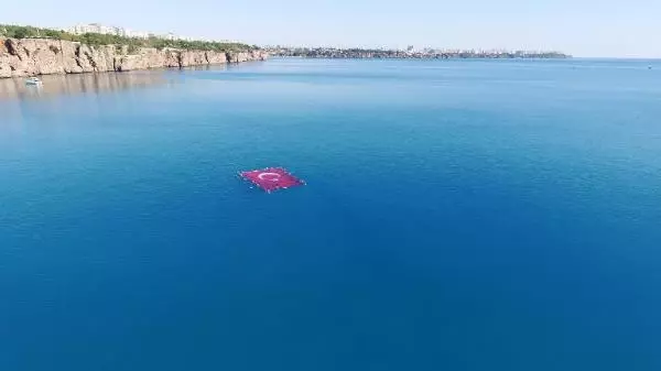 Antalya'da Denizde Dev Bayrak Açtılar