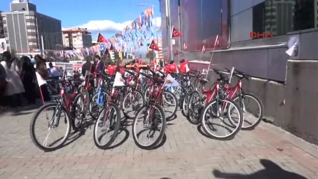 Bursa'da AK Parti'den Bisikletli Cumhuriyet Korteji Bursa'da AK Parti'den Bisikletli Cumhuriyet Korteji