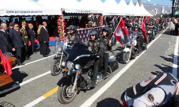 İzmir'de Cumhuriyet Bayramı, Coşkuyla Kutlandı