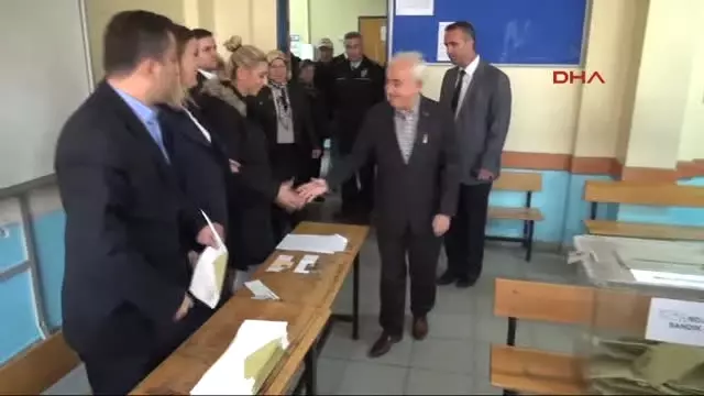 Edirne Valisi ve Belediye Başkanı Oylarını Kullandı