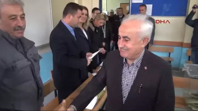 Edirne Valisi ve Belediye Başkanı Oylarını Kullandı