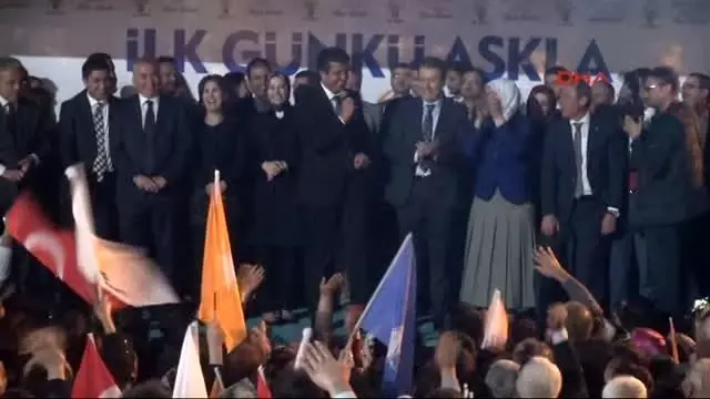 Denizli'de Bakan Zeybekci ve Partililer Zeybek Oynadı Denizli'de Bakan Zeybekci ve Partililer Zeybek Oynadı