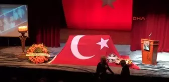 Kerem Alışık: Gazeteci-Yazar Üstün Akmen İçin Muhsin Ertuğrul Sahnesi'nde Tören Düzenlendi Kerem Alışık: Gazeteci-Yazar Üstün Akmen İçin Muhsin Ertuğrul Sahnesi'nde Tören Düzenlendi