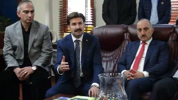 Sapanca'da Başkanın Makam Otomobili Kurşunladı Sapanca'da Başkanın Makam Otomobili Kurşunladı