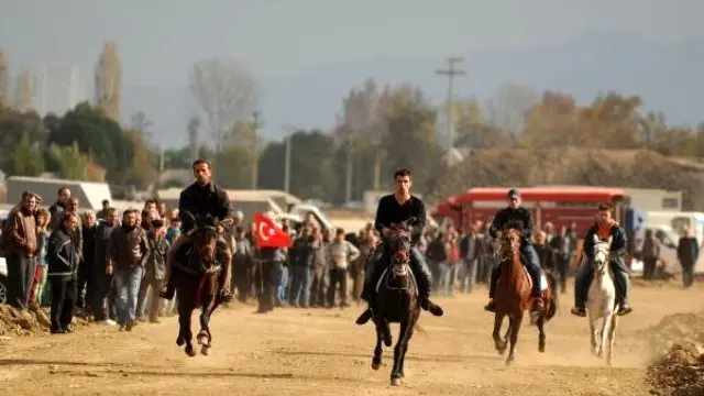 Rahvan Atları Cumhuriyet Koşusu, Bursa'da Yapıldı Rahvan Atları Cumhuriyet Koşusu, Bursa'da Yapıldı