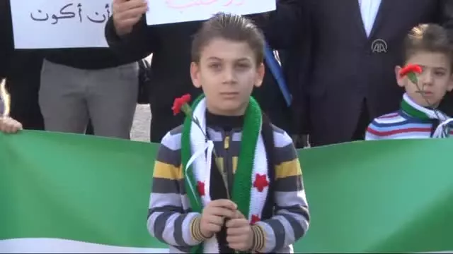 Suriyeliler Rusya'nın Saldırılarını Protesto Etti