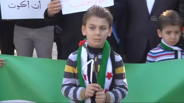 Suriyeliler Rusya'nın Saldırılarını Protesto Etti