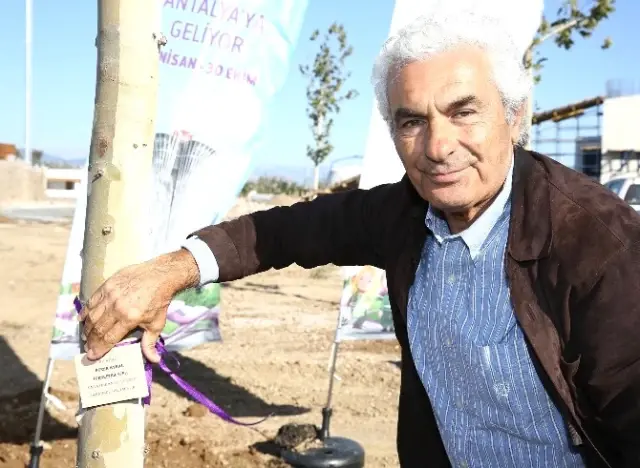 Ünlü Sanatçılar Expo 2016 Alanı'na Ağaç Dikti Ünlü Sanatçılar Expo 2016 Alanı'na Ağaç Dikti