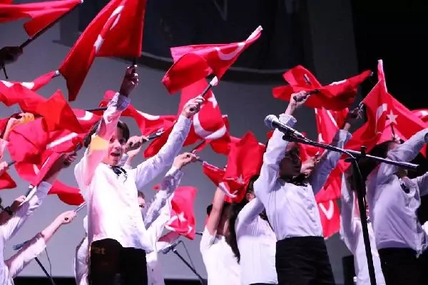 İranlı Kız Öğrenci, İngilizce Atatürk Şiiri Okudu İranlı Kız Öğrenci, İngilizce Atatürk Şiiri Okudu