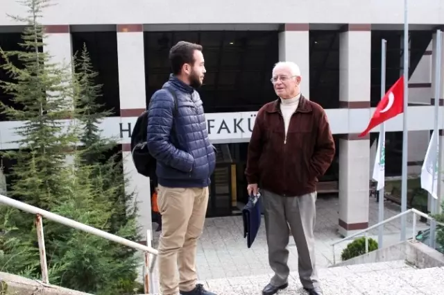 Emekli Öğretmen 78 Yaşında Hukuk Kazanarak Sıralara Geri Döndü Emekli Öğretmen 78 Yaşında Hukuk Kazanarak Sıralara Geri Döndü
