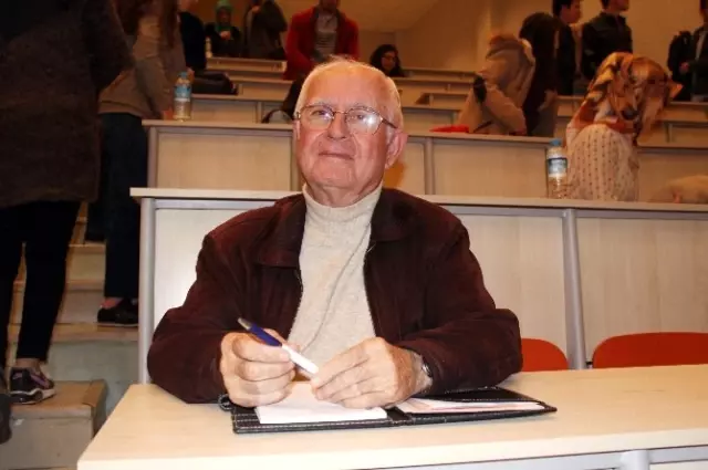 Emekli Öğretmen 78 Yaşında Hukuk Kazanarak Sıralara Geri Döndü Emekli Öğretmen 78 Yaşında Hukuk Kazanarak Sıralara Geri Döndü