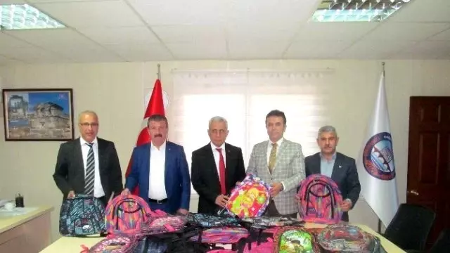 Kozan Ticaret Odası'ndan Öğrencilere Çanta Yardımı Kozan Ticaret Odası'ndan Öğrencilere Çanta Yardımı