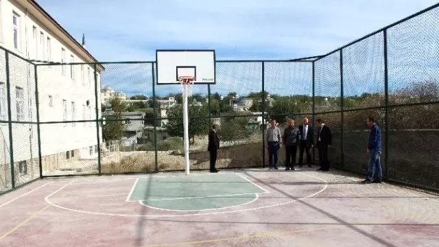 Samsat'ta Üç Okula Spor Sahası Yaptırıldı