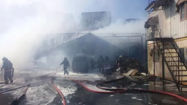 Ümraniye'de Korkutan Alevler Ümraniye'de Korkutan Alevler
