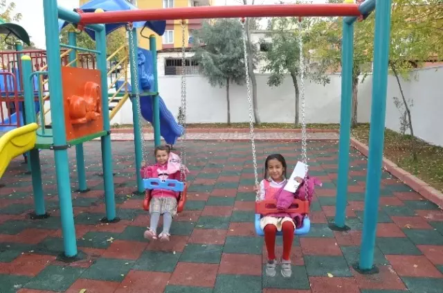 Engelli Öğrencilere Sınıf ve Oyun Parkı Yapıldı Engelli Öğrencilere Sınıf ve Oyun Parkı Yapıldı