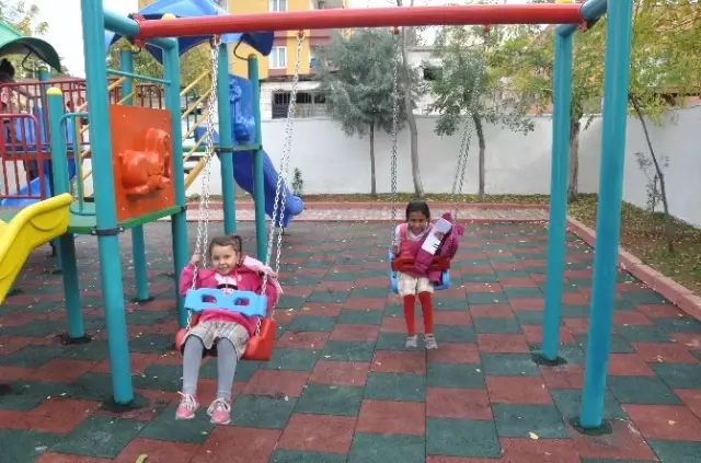 Engelli Öğrencilere Sınıf ve Oyun Parkı Yapıldı Engelli Öğrencilere Sınıf ve Oyun Parkı Yapıldı