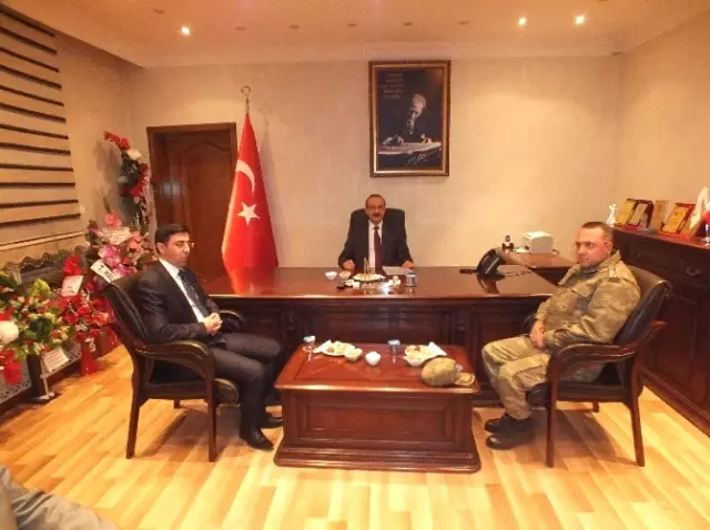 Muş Valisi Yavuz Malazgirt'i Ziyaret Etti Muş Valisi Yavuz Malazgirt'i Ziyaret Etti