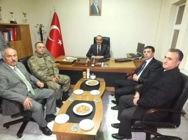 Muş Valisi Yavuz Malazgirt'i Ziyaret Etti Muş Valisi Yavuz Malazgirt'i Ziyaret Etti