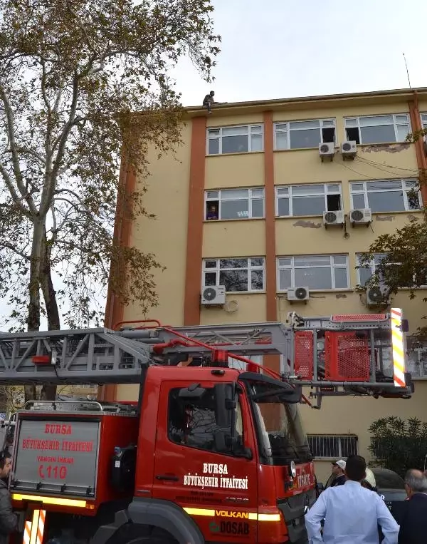 Yardım Alamadığını Öne Sürerek Kaymakamlık Çatısına Çıktı