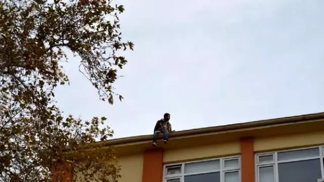Yardım Alamadığını Öne Sürerek Kaymakamlık Çatısına Çıktı