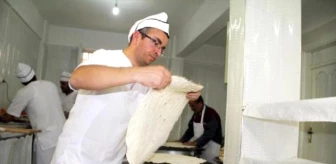 Şanlıurfalı 5 Erkek, Mesai Bitimi Sac Ekmek Yapıp Satıyor