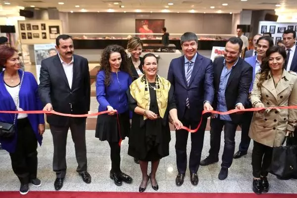 Gül Sunal, Eşi Adına Açılan Sergide Gözyaşlarını Tutamadı