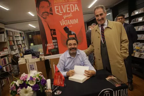 Ahmet Ümit Yeni Kitabının İmza Gününde Okurlarıyla Buluştu Ahmet Ümit Yeni Kitabının İmza Gününde Okurlarıyla Buluştu