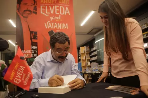 Ahmet Ümit Yeni Kitabının İmza Gününde Okurlarıyla Buluştu Ahmet Ümit Yeni Kitabının İmza Gününde Okurlarıyla Buluştu