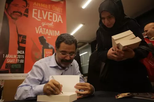 Ahmet Ümit Yeni Kitabının İmza Gününde Okurlarıyla Buluştu Ahmet Ümit Yeni Kitabının İmza Gününde Okurlarıyla Buluştu