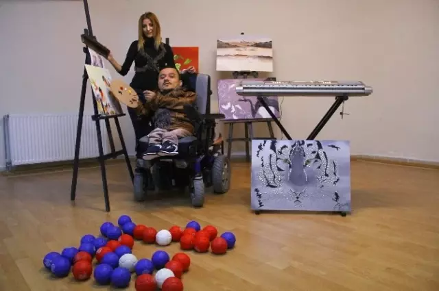 Engelli Ressamın Tek Hayali Diplomalı Ressam Olmak