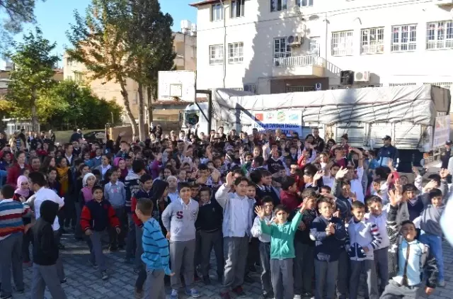 Öğrencilerden Türkmenlere Su Yardımı Öğrencilerden Türkmenlere Su Yardımı
