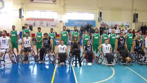 Tekerlekli Sandalyeye Oturan Ünlüler, Engellilerle Basket Oynadı Tekerlekli Sandalyeye Oturan Ünlüler, Engellilerle Basket Oynadı