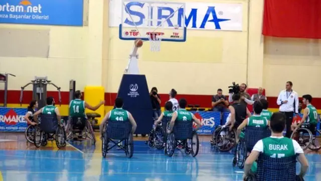 Tekerlekli Sandalyeye Oturan Ünlüler, Engellilerle Basket Oynadı Tekerlekli Sandalyeye Oturan Ünlüler, Engellilerle Basket Oynadı