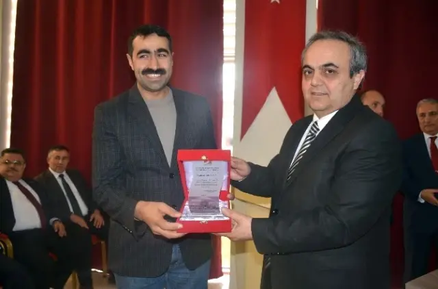 Şeyh Edebali Üniversitesinde Kütüphaneye Katkıda Bulunanlara Plaket