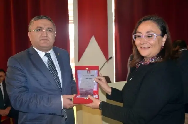 Şeyh Edebali Üniversitesinde Kütüphaneye Katkıda Bulunanlara Plaket