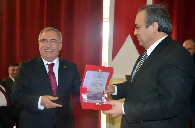 Şeyh Edebali Üniversitesinde Kütüphaneye Katkıda Bulunanlara Plaket